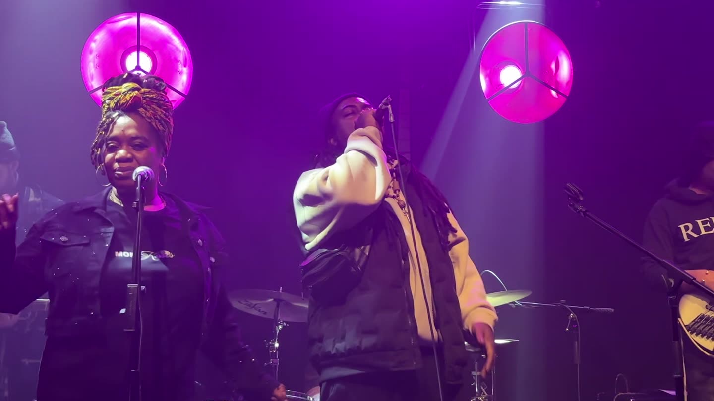 Twee zangers onder roze spots