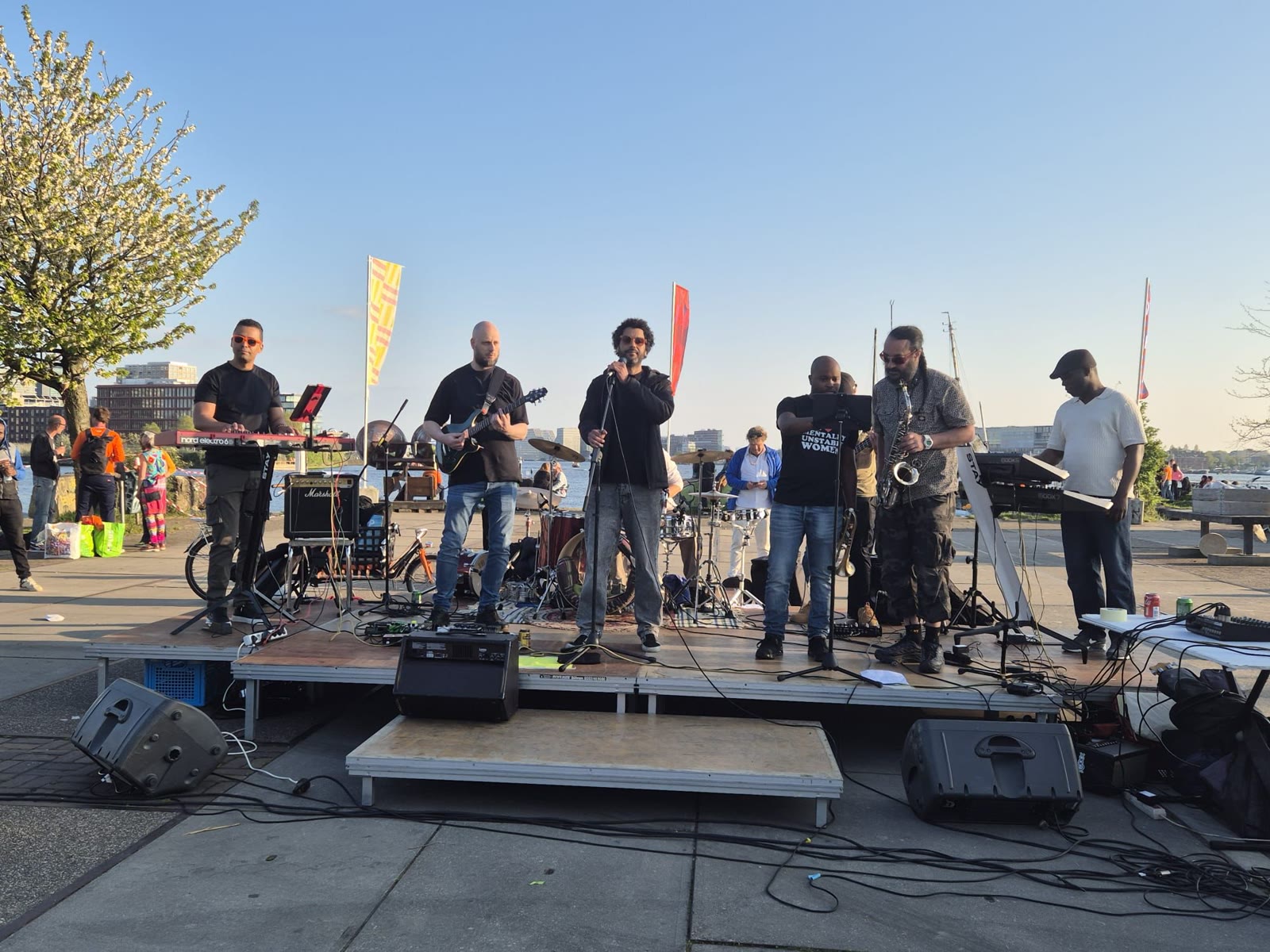 Capitol Roots Band speelt buiten op een zonnige middag